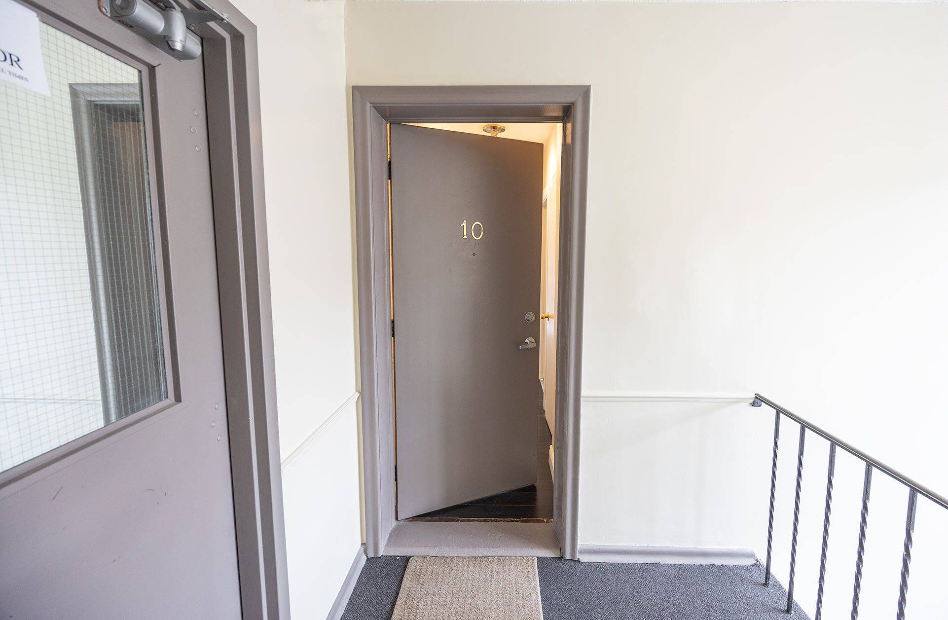 Mississauga, ON L5H 1G8,322 Lakeshore RD W #10