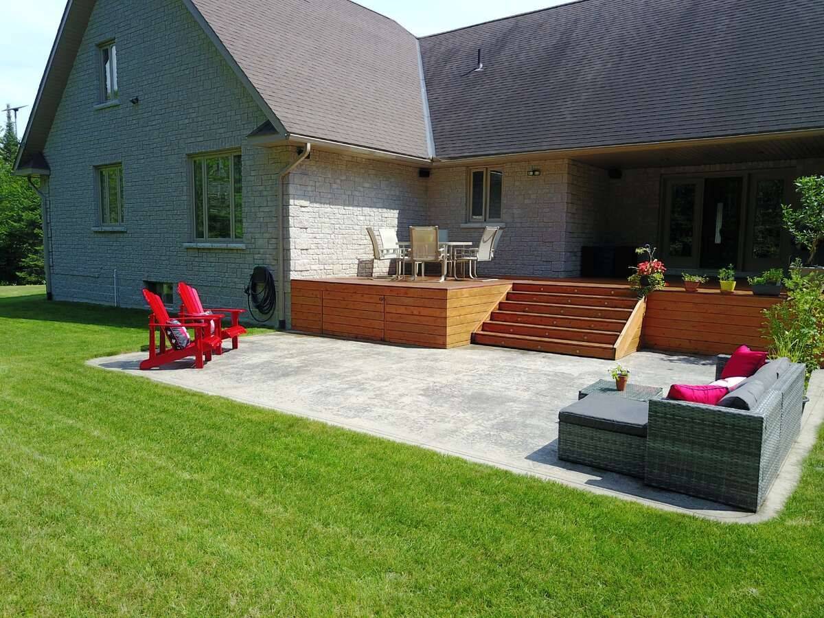Laurentian Hills, ON K0J 1P0,110 Monck SQ