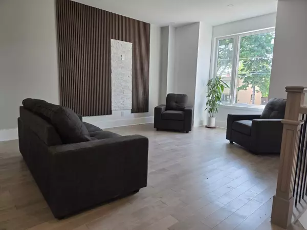 Toronto W06, ON M8W 1Y3,21B Roseland DR