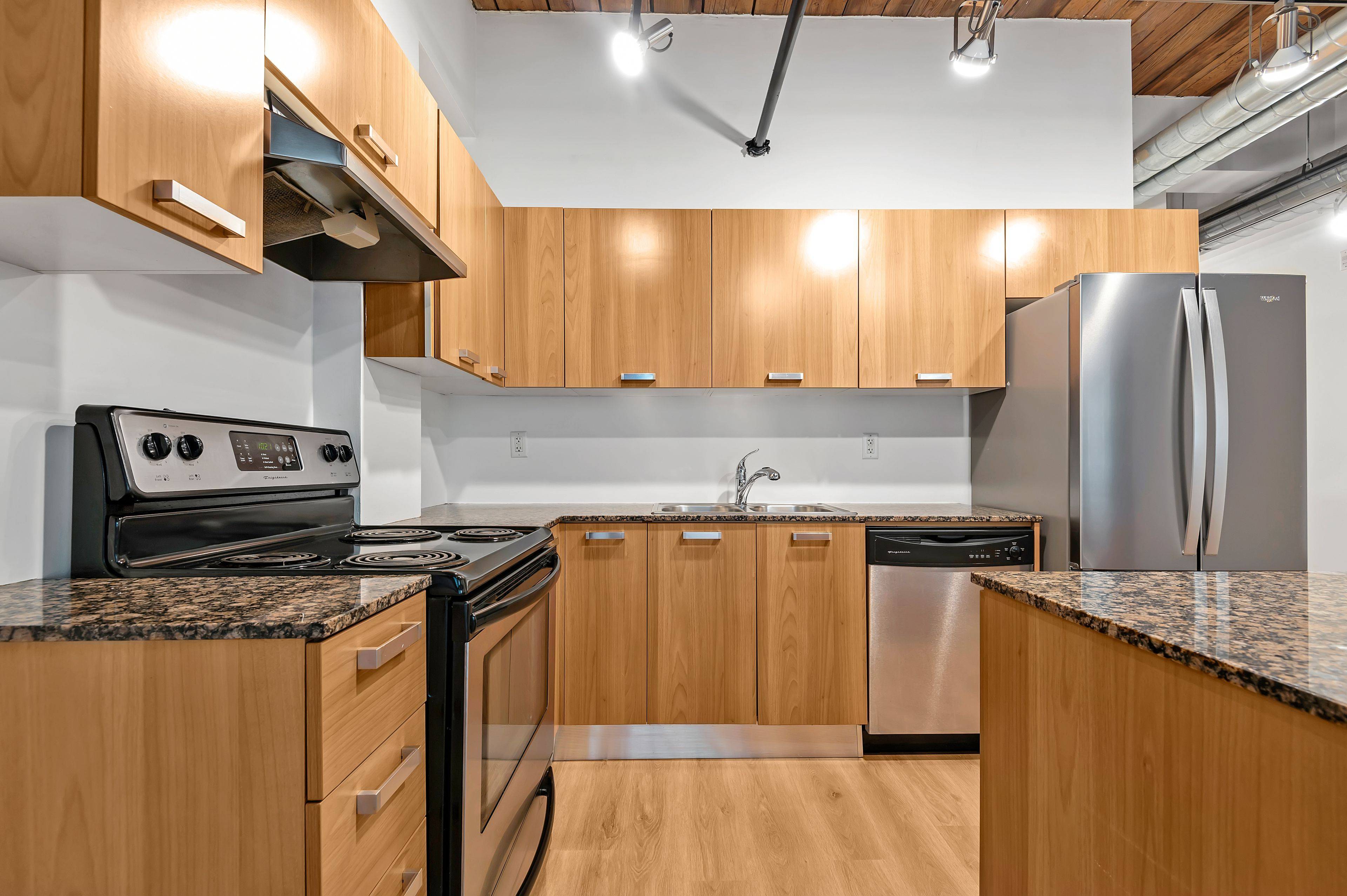 Toronto C01, ON M6K 1X6,43 Hanna AVE #207