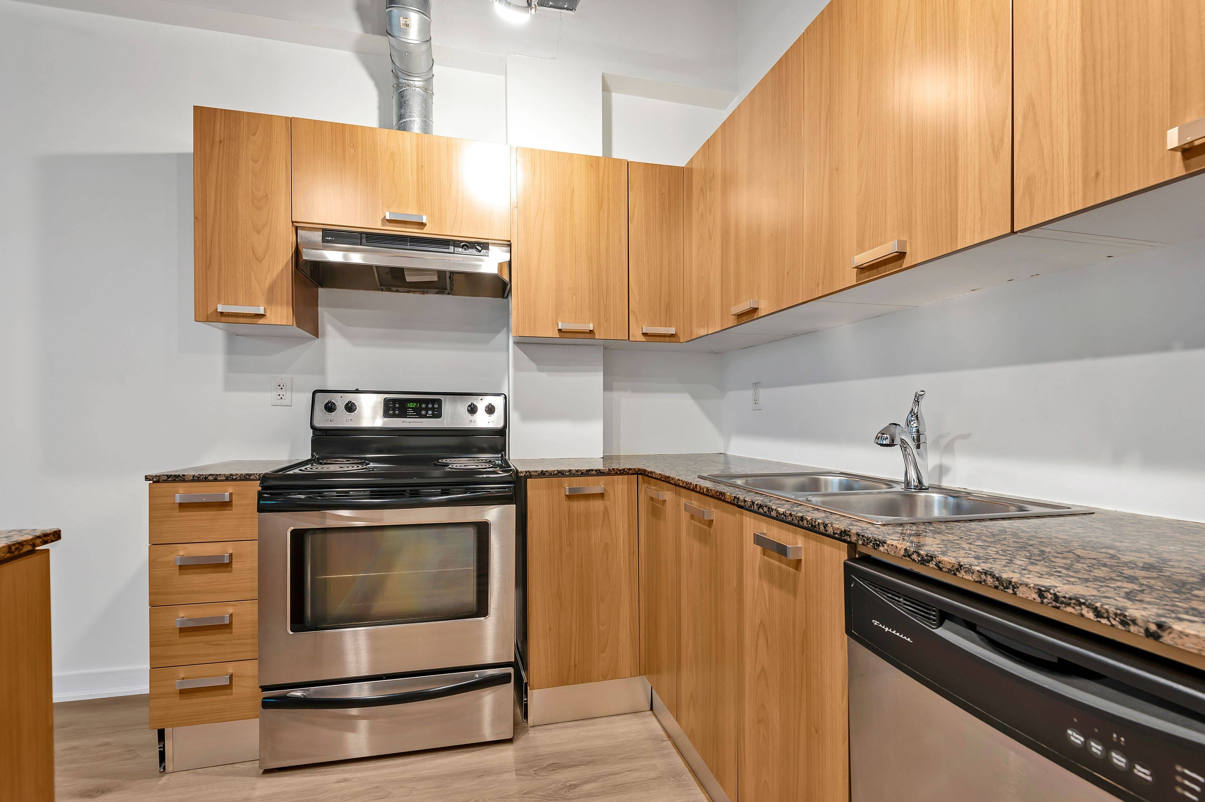 Toronto C01, ON M6K 1X6,43 Hanna AVE #207