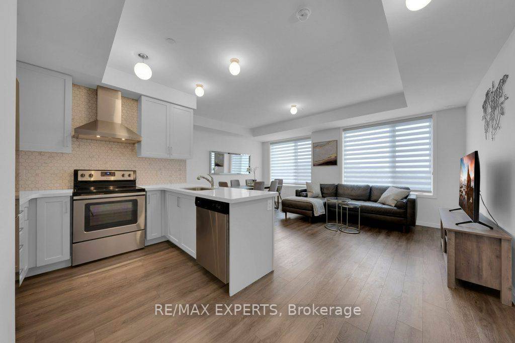 Aurora, ON L4G 1N4,100 Alex Gardner CIR #04