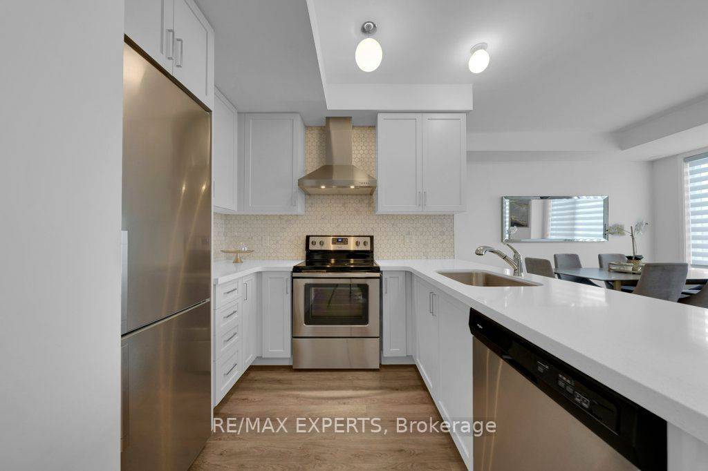 Aurora, ON L4G 1N4,100 Alex Gardner CIR #04