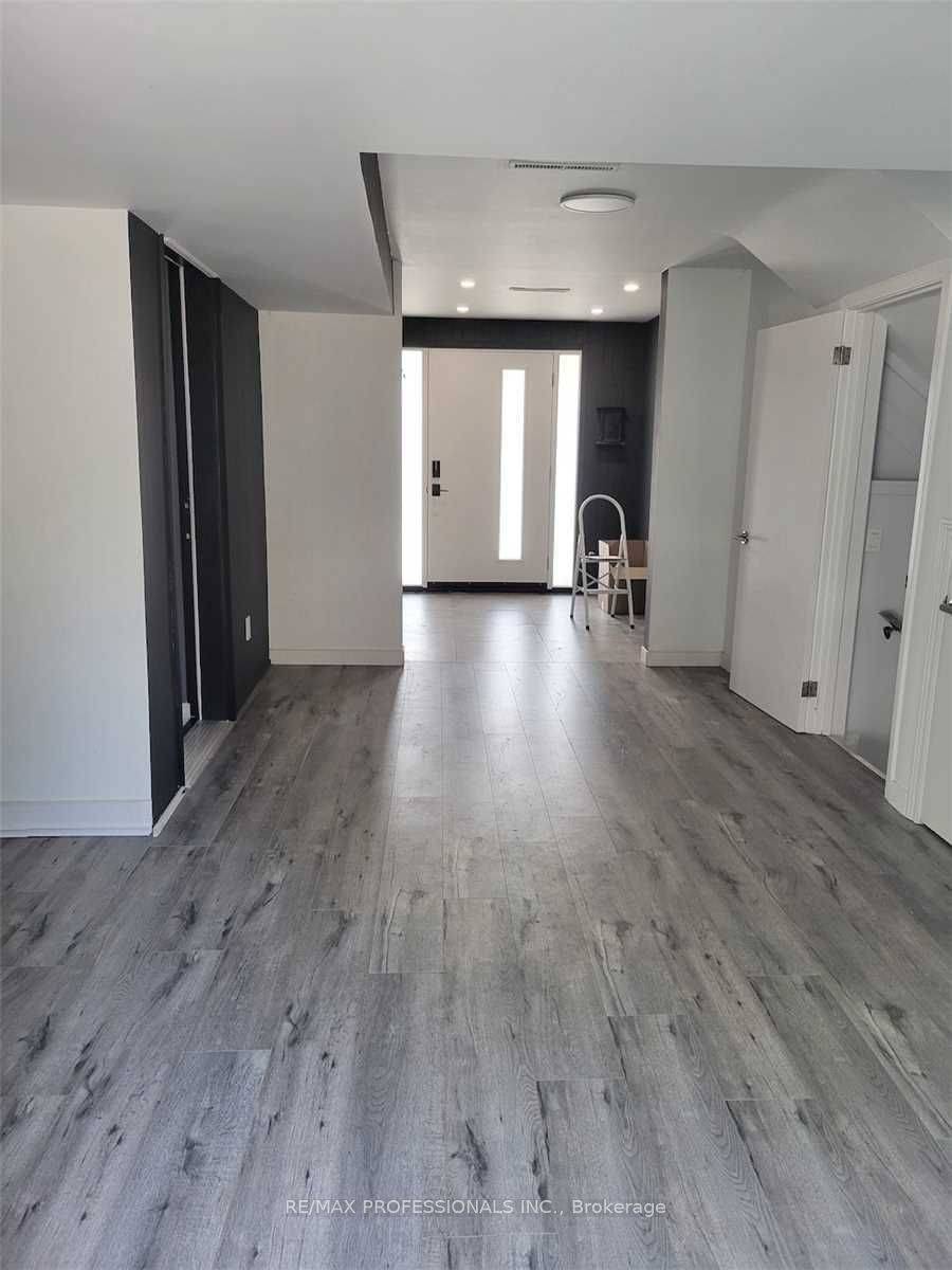 Oakville, ON L6H 1B7,15 Ridge DR