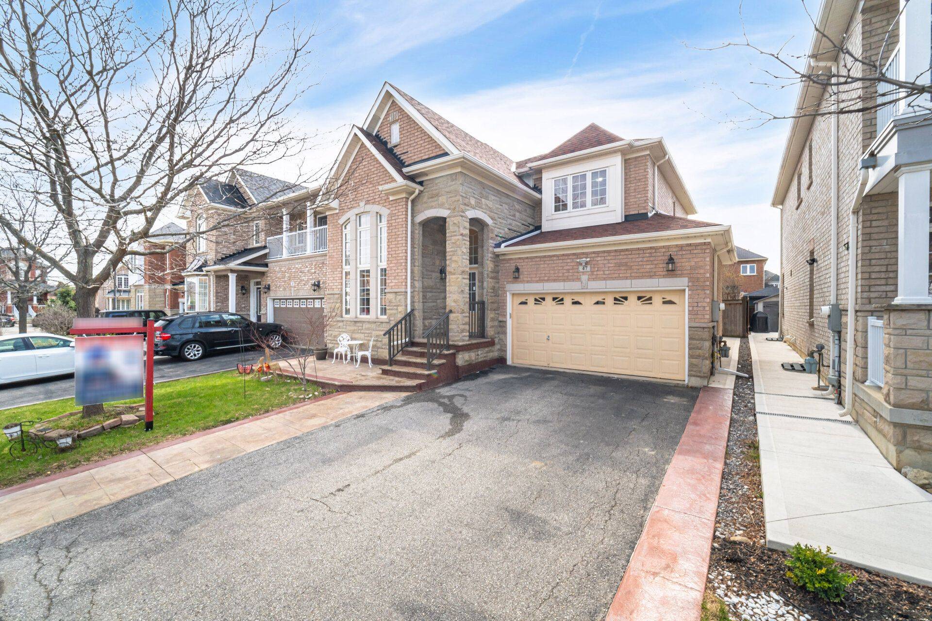 Brampton, ON L7A 0M7,47 Begonia CRES