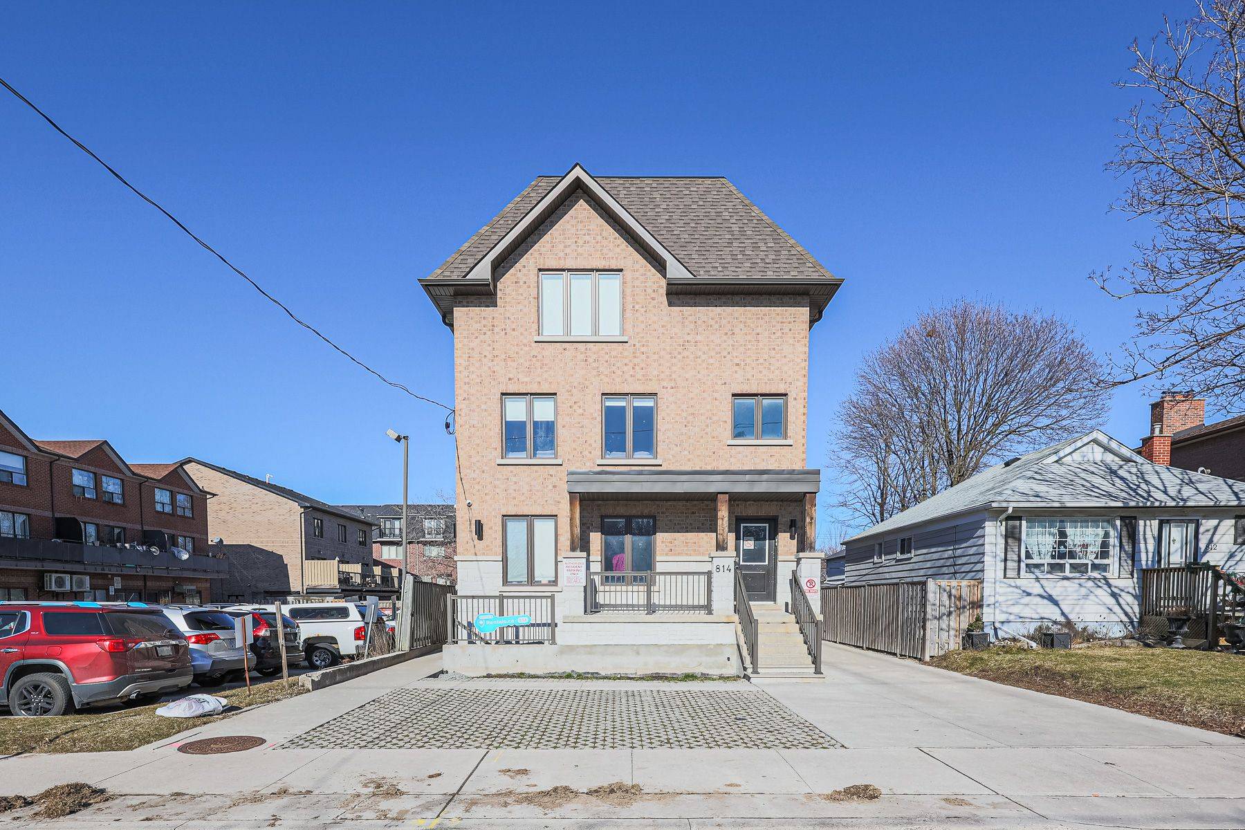 Toronto W04, ON M4R 1N3,814 Glencairn AVE #102