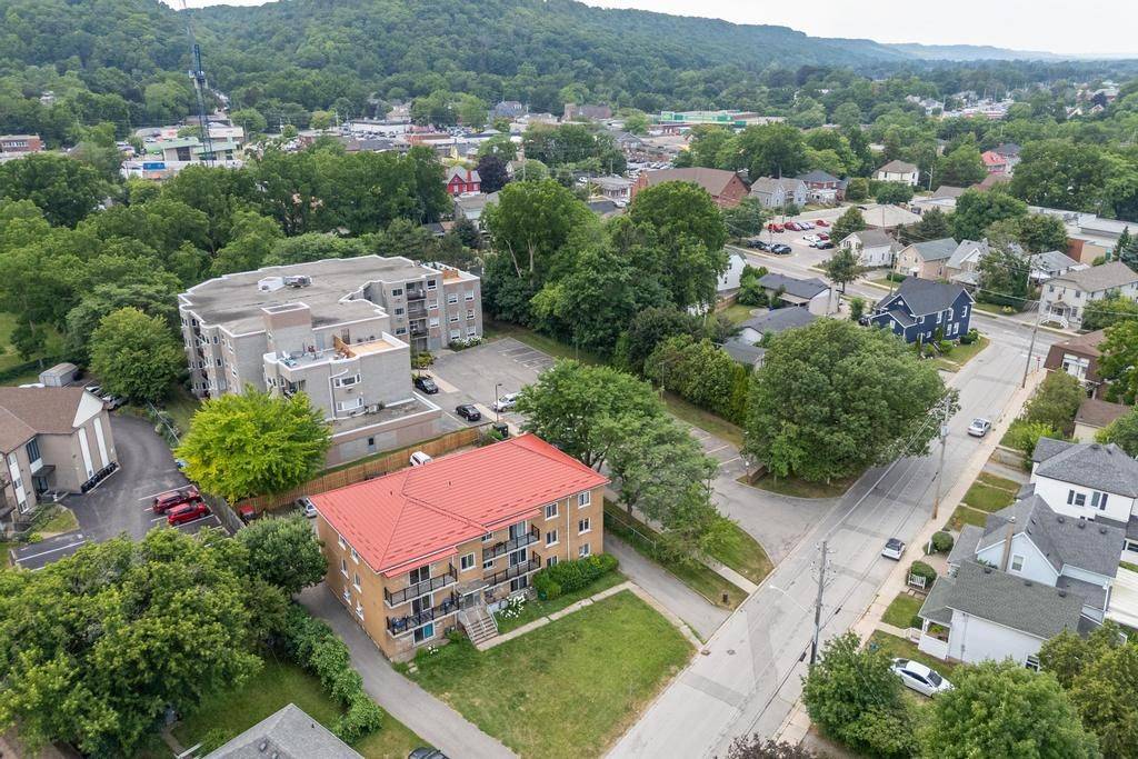 Grimsby, ON L3M 1X5,14 John ST #Unit 301