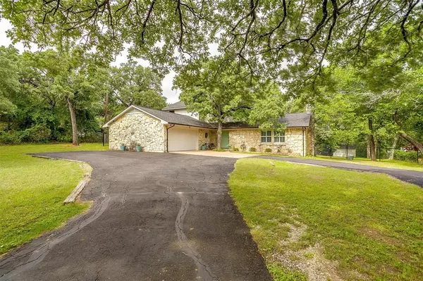 132 S Briaroaks Road, Burleson, TX 76028