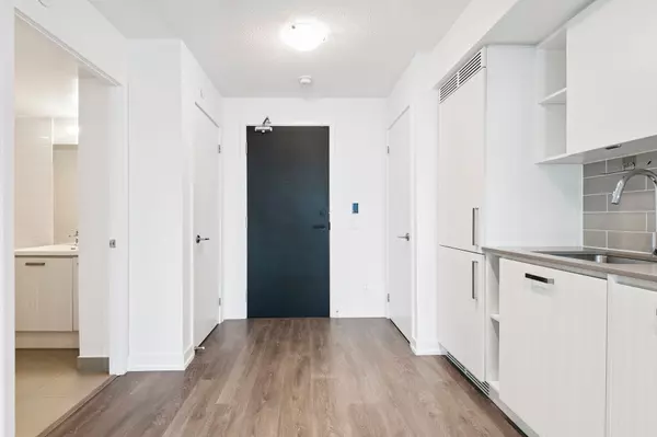 Toronto C10, ON M4S 2J9,125 Redpath AVE #1004