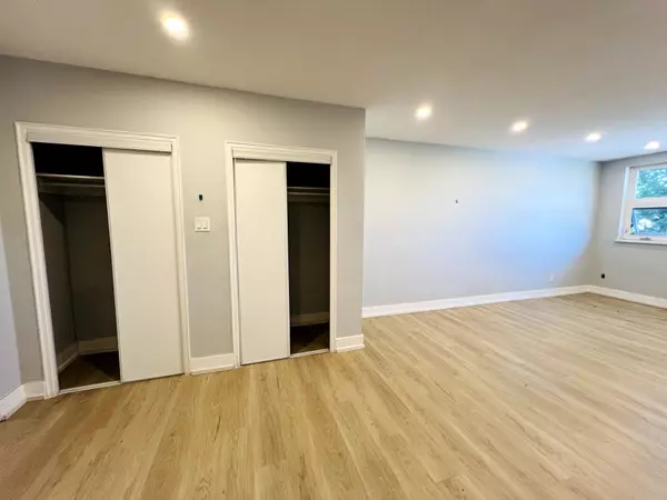 Mississauga, ON L5A 2J3,3046 Jaguar Valley DR #302
