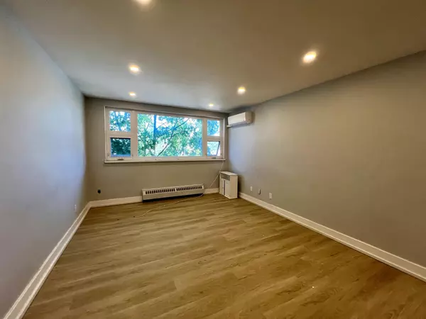 Mississauga, ON L5A 2J3,3046 Jaguar Valley DR #302