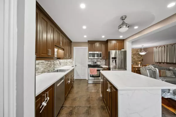 Hamilton, ON L8W 1G1,40 Queenslea DR