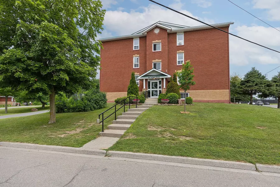 550 Talbot PL #402, Gananoque, ON K7G 3C6
