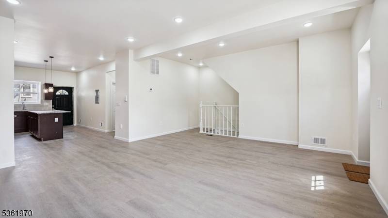 Newark City, NJ 07107,61 N 7Th St #1
