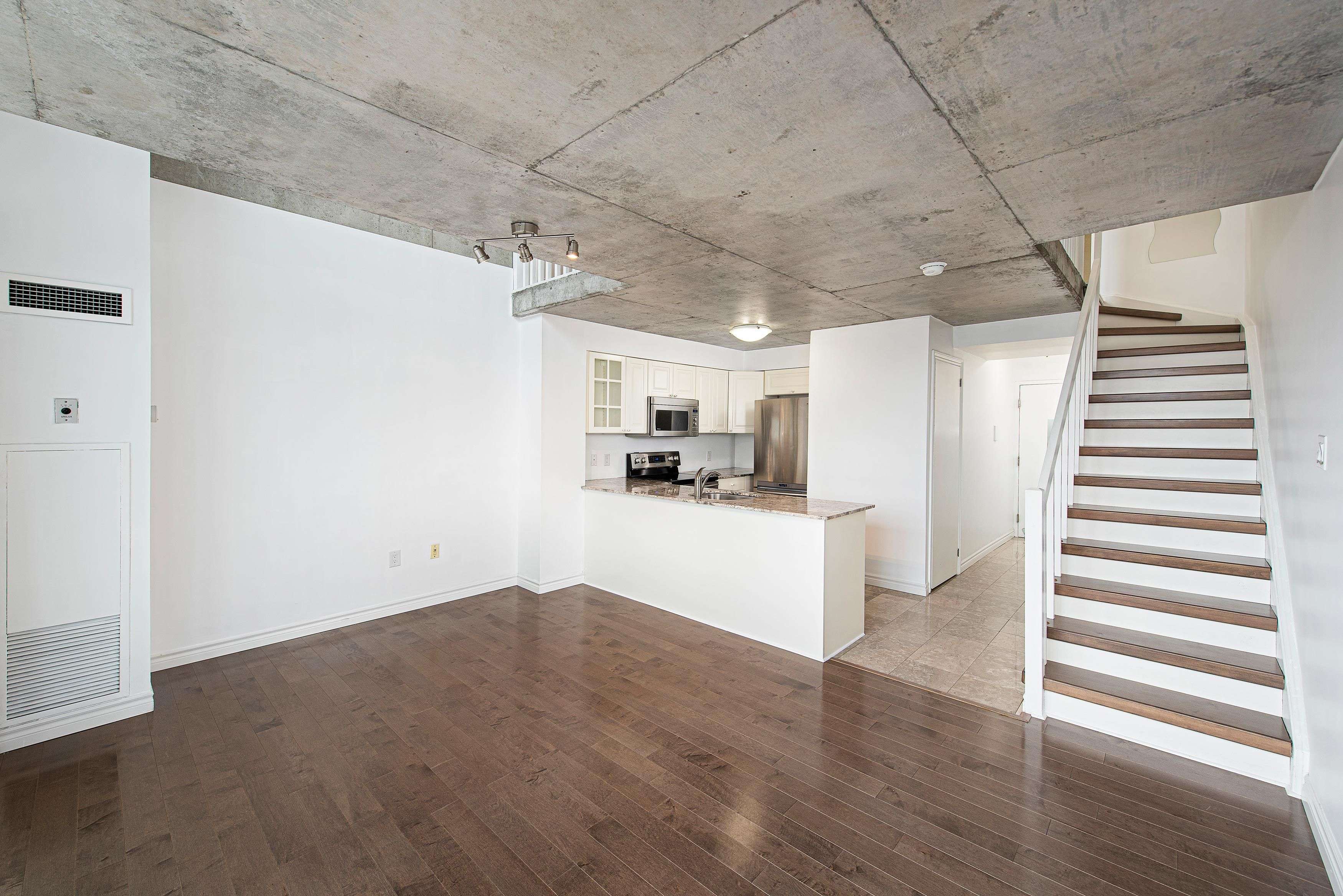Toronto C01, ON M6K 3L9,954 King ST W #523