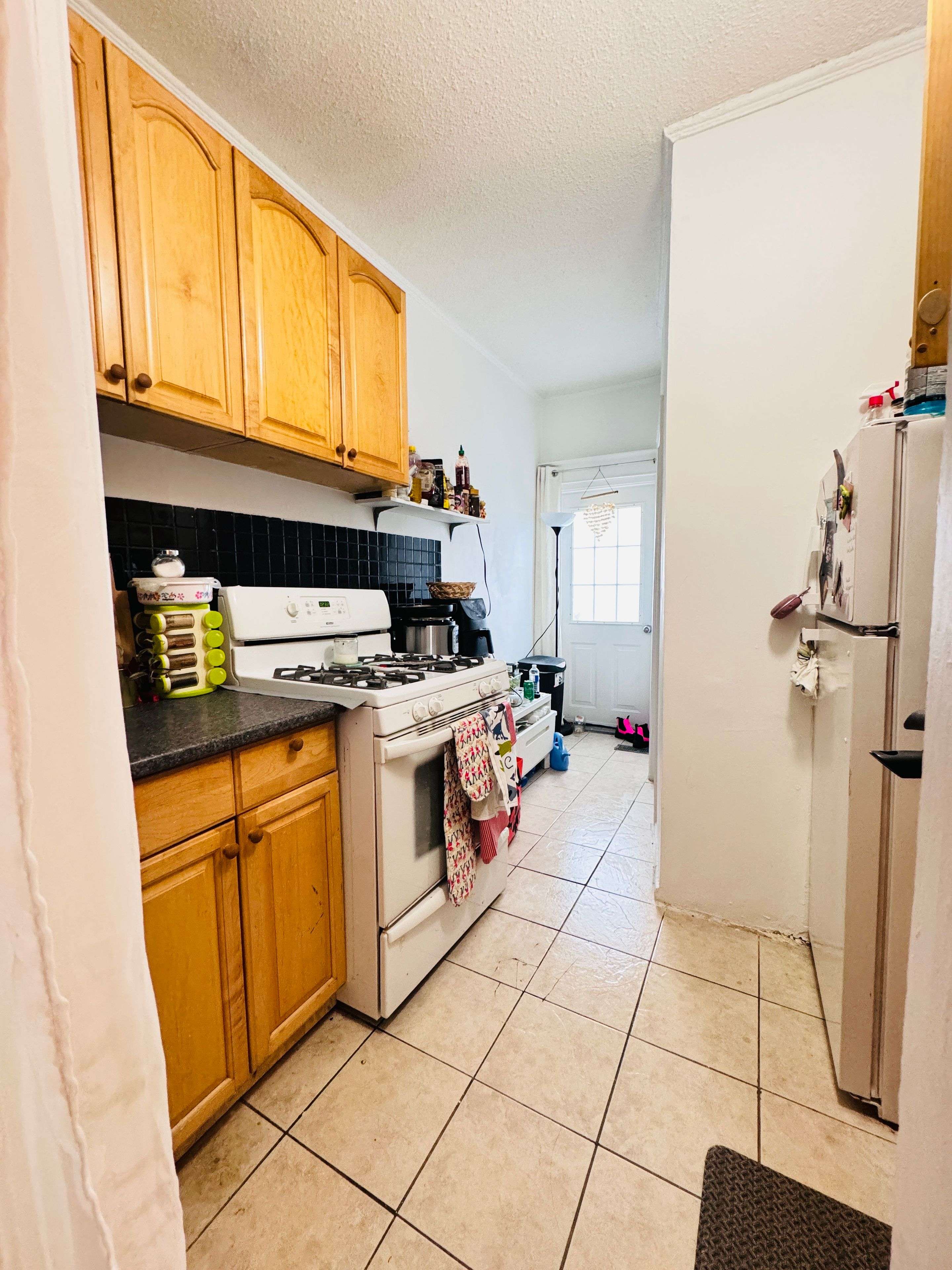 Toronto C02, ON M6G 1Y9,552 Dupont ST #1