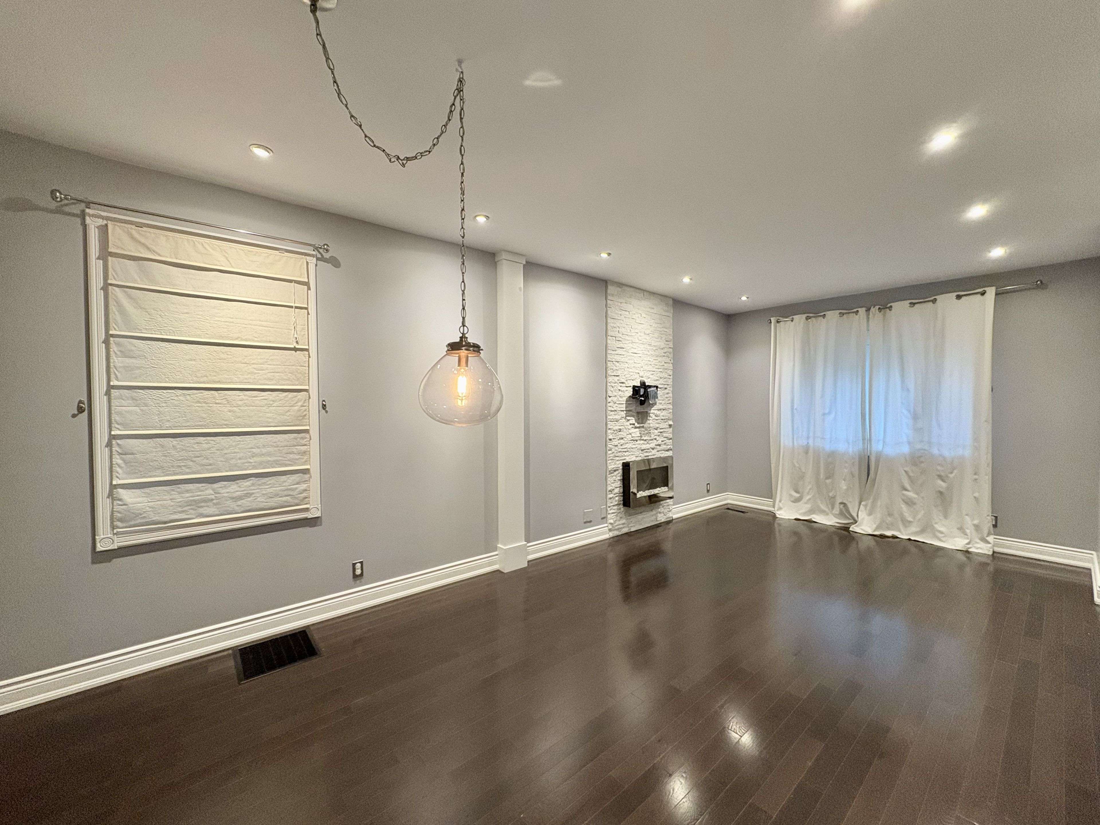 Toronto E01, ON M4L 2Y6,77 Ashdale AVE