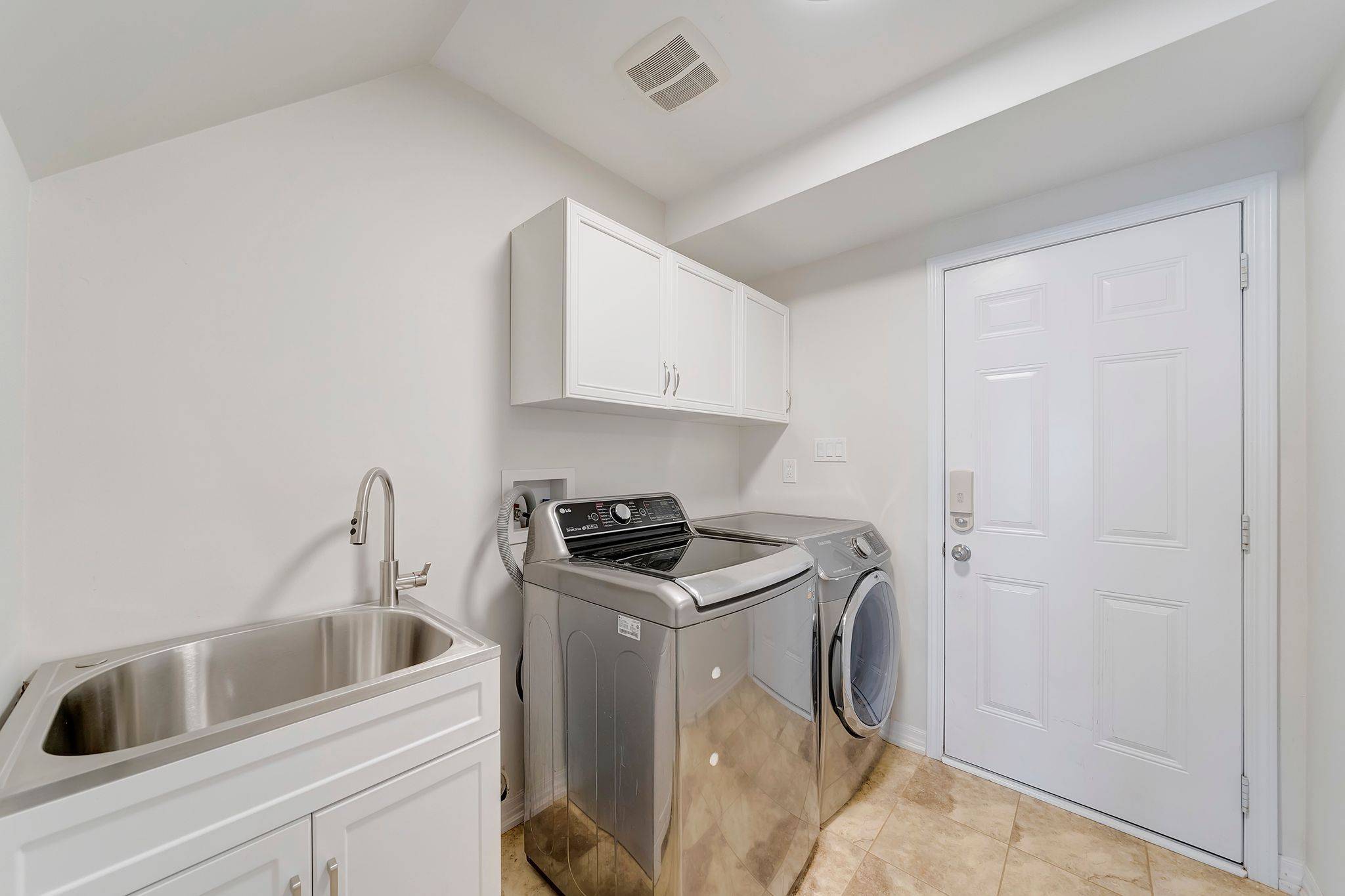 Oakville, ON L6M 0V2,244 Ellen Davidson DR