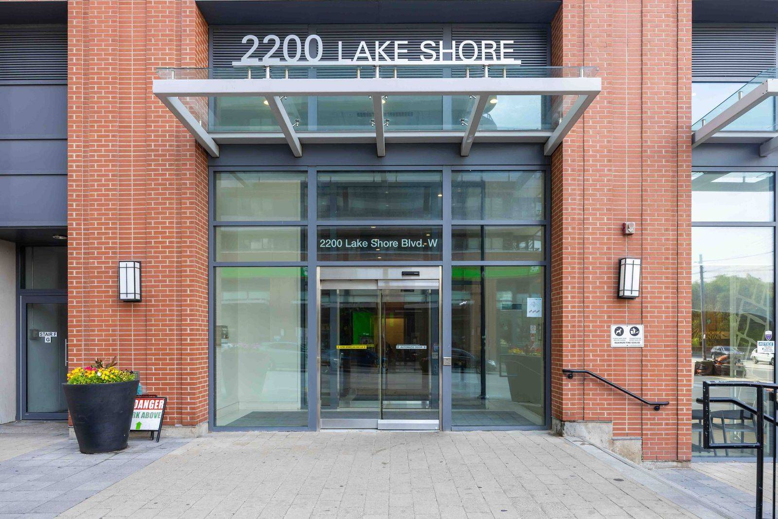 Toronto W06, ON M8V 1A4,2200 Lake Shore Blvd W BLVD #3802