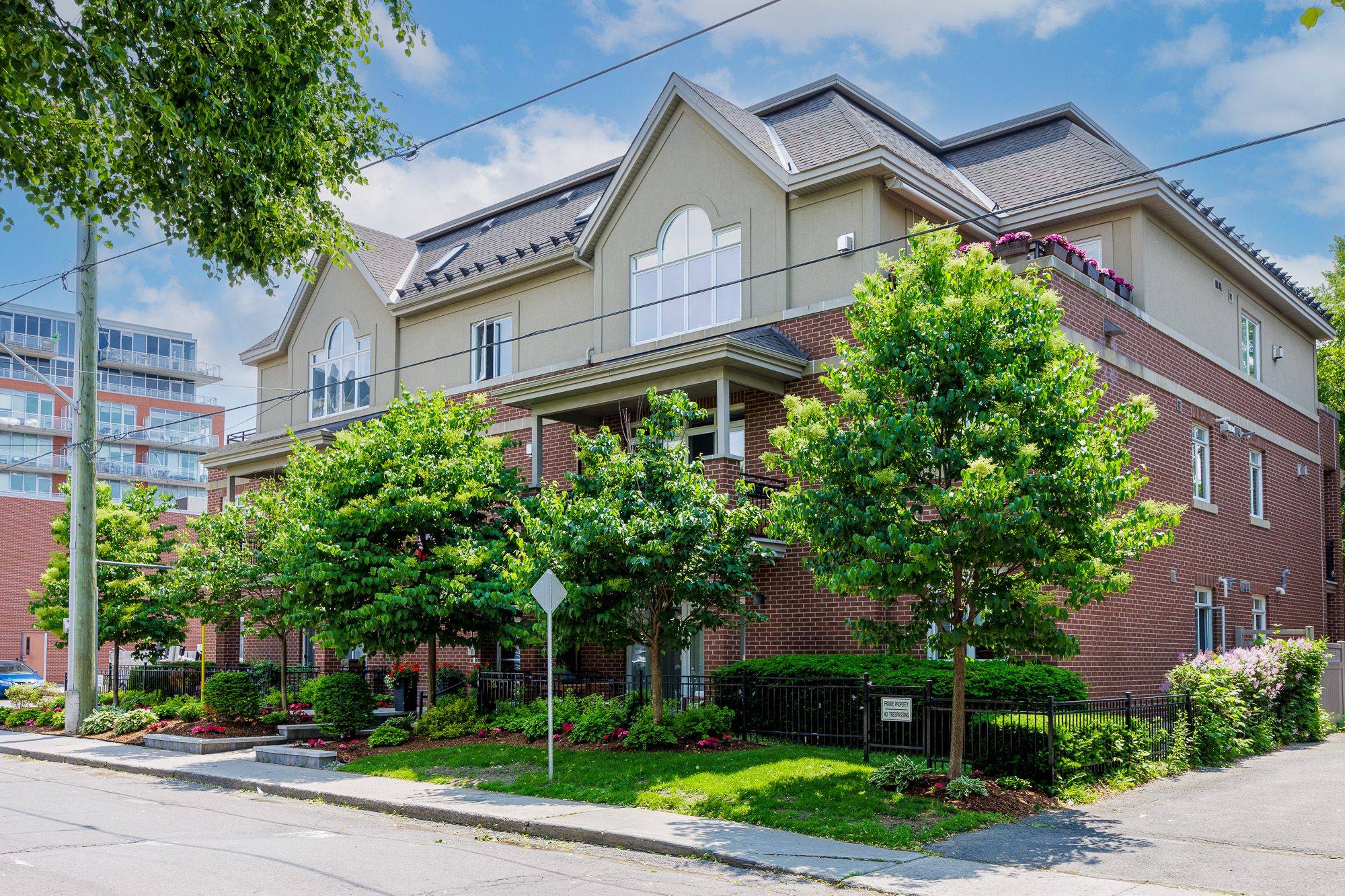 Ottawa Centre, ON K2P 1A6,400 Mcleod ST #105