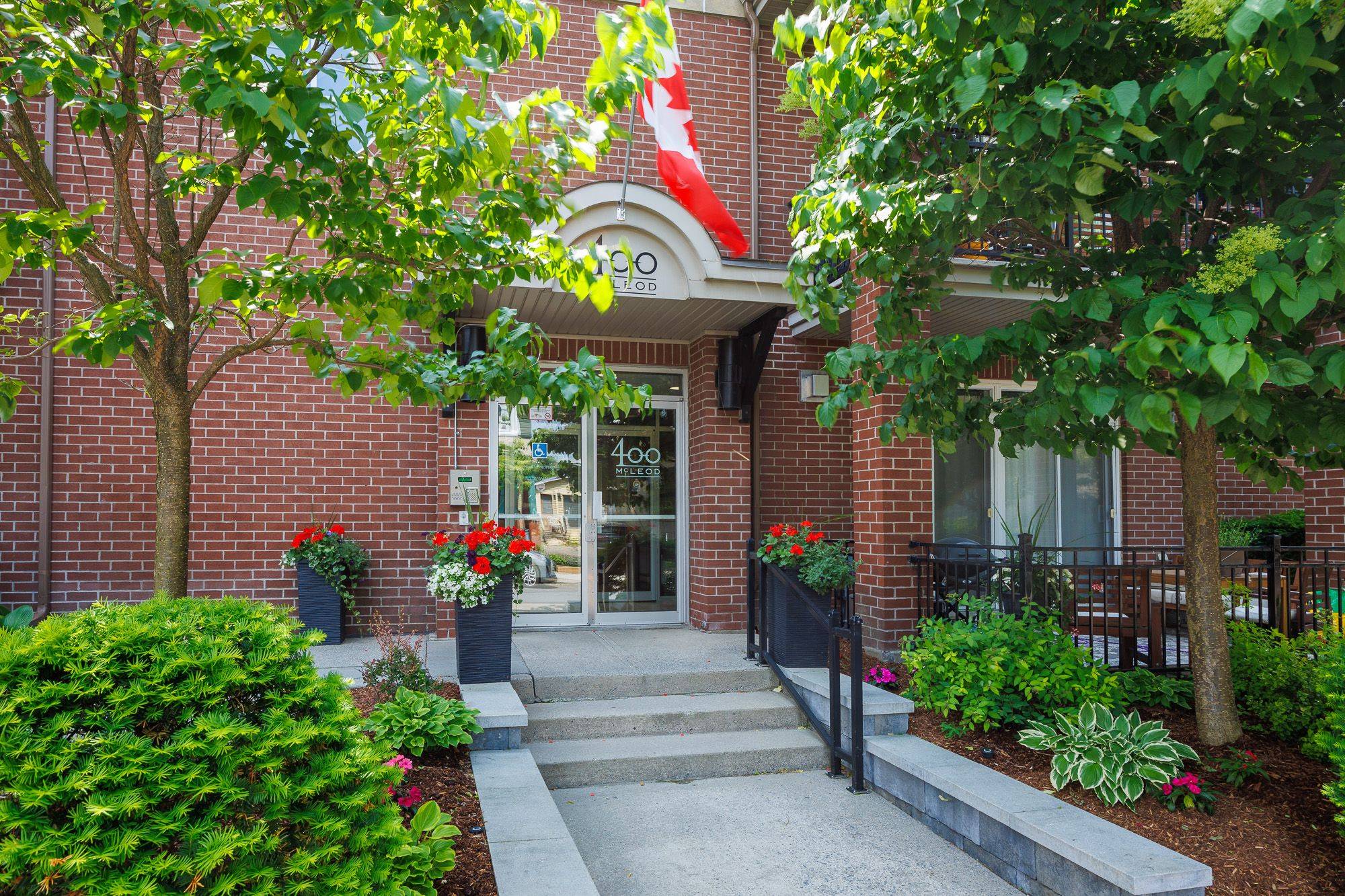Ottawa Centre, ON K2P 1A6,400 Mcleod ST #105