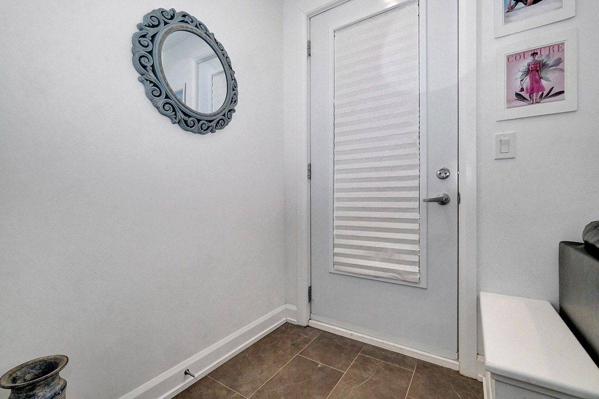 Ottawa Centre, ON K1R 5N9,509 Gladstone AVE #4