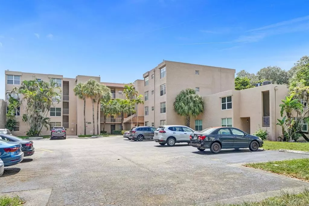 Davie, FL 33324,9400 Live Oak Pl #203