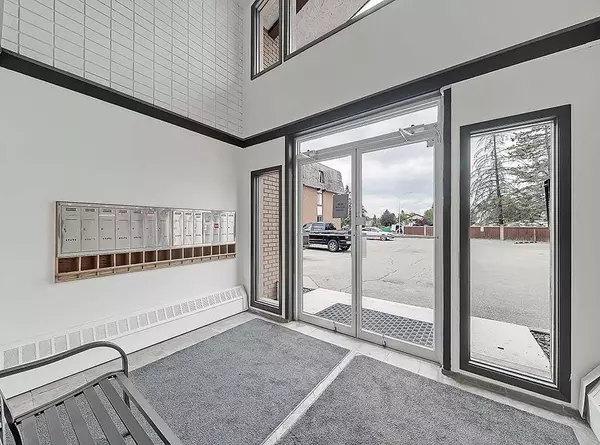 Calgary, AB T3C 2Y8,528 Cedar CRES SW #43