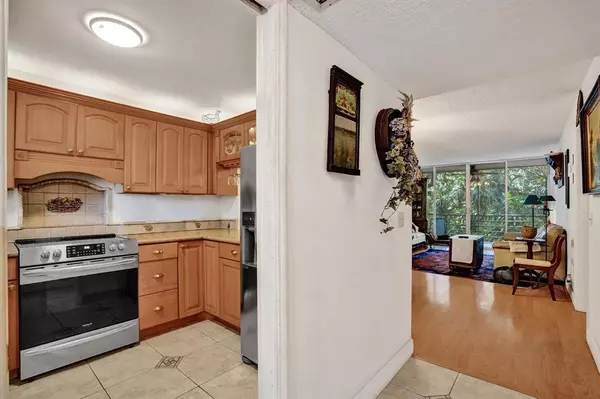Davie, FL 33324,9400 Live Oak Pl #203
