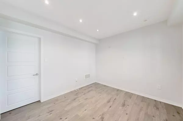 Oakville, ON L6M 0V2,244 Ellen Davidson DR