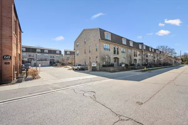 Guelph, ON N1H 0A4,82 Cardigan ST #B