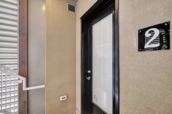 Ottawa Centre, ON K1R 5N9,509 Gladstone AVE #4