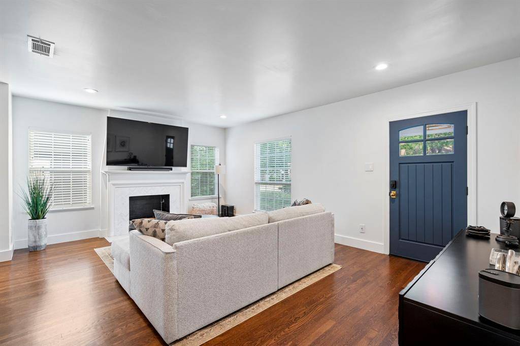 Dallas, TX 75214,6326 Lakeshore Drive
