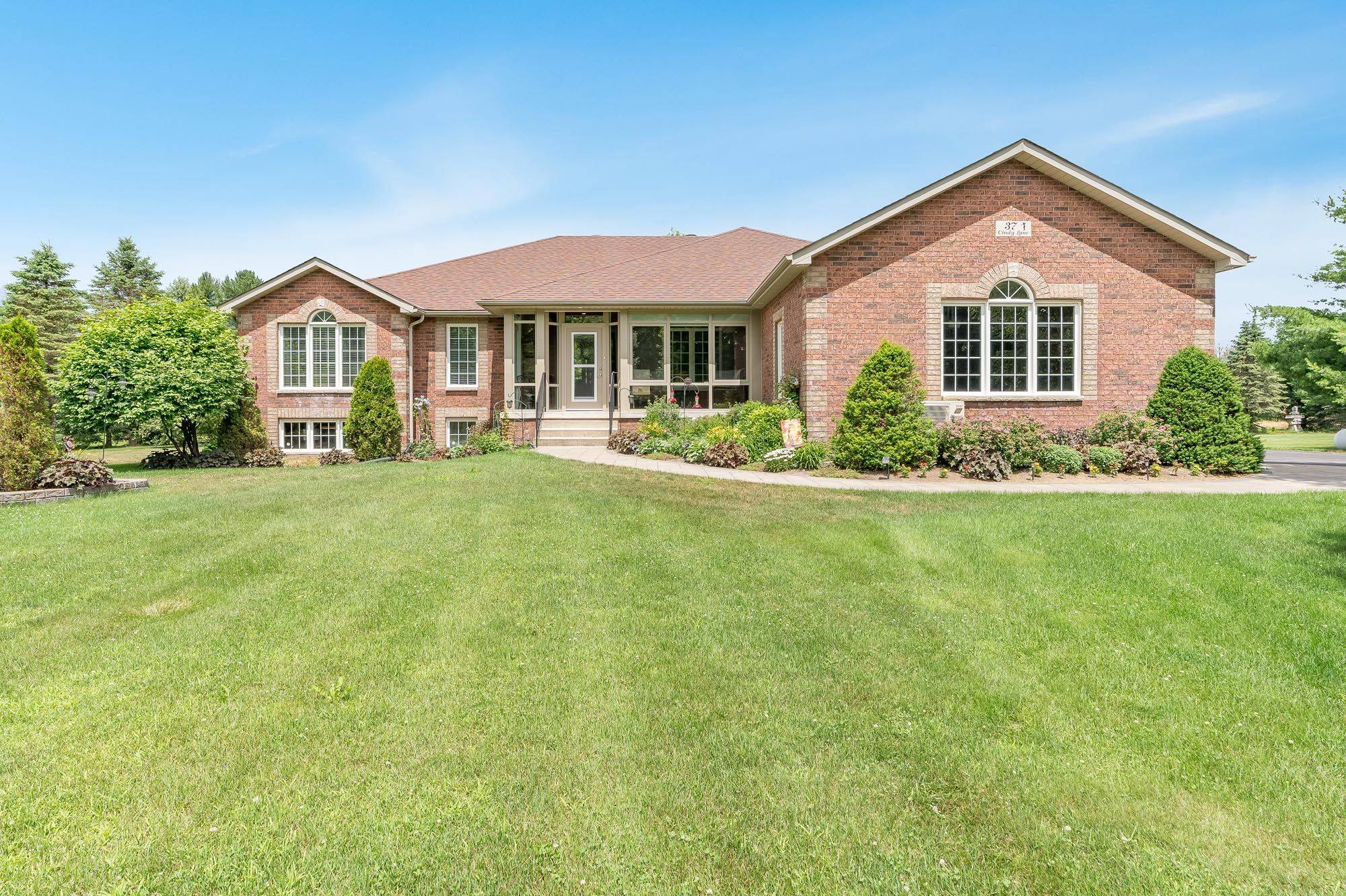 37 Cindy LN, Adjala-tosorontio, ON L0M 1M0
