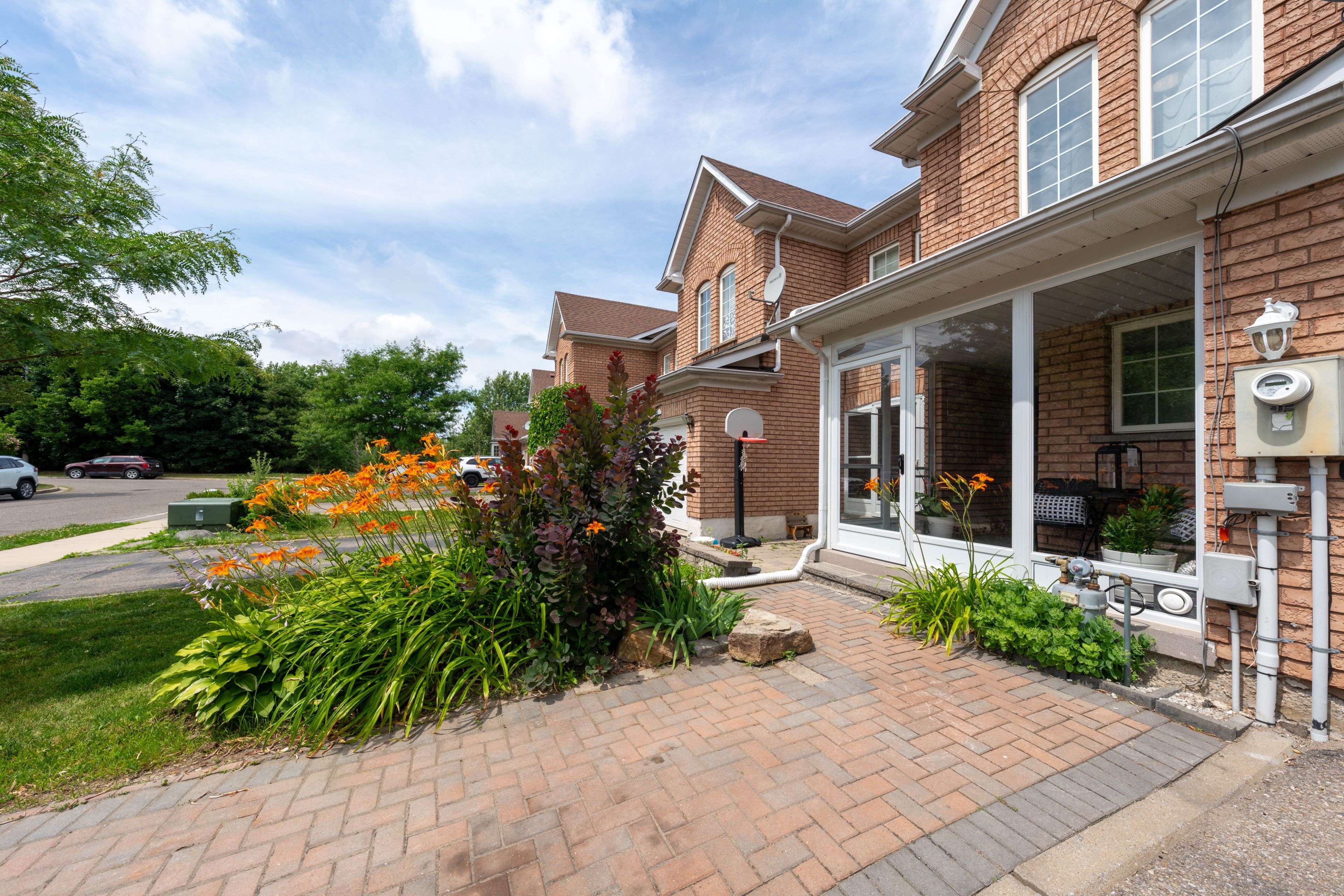 Brampton, ON L7A 1X3,32 Queen Anne DR