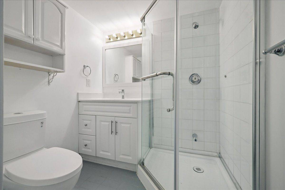 Oakville, ON L6J 3K9,162 Reynolds ST #202