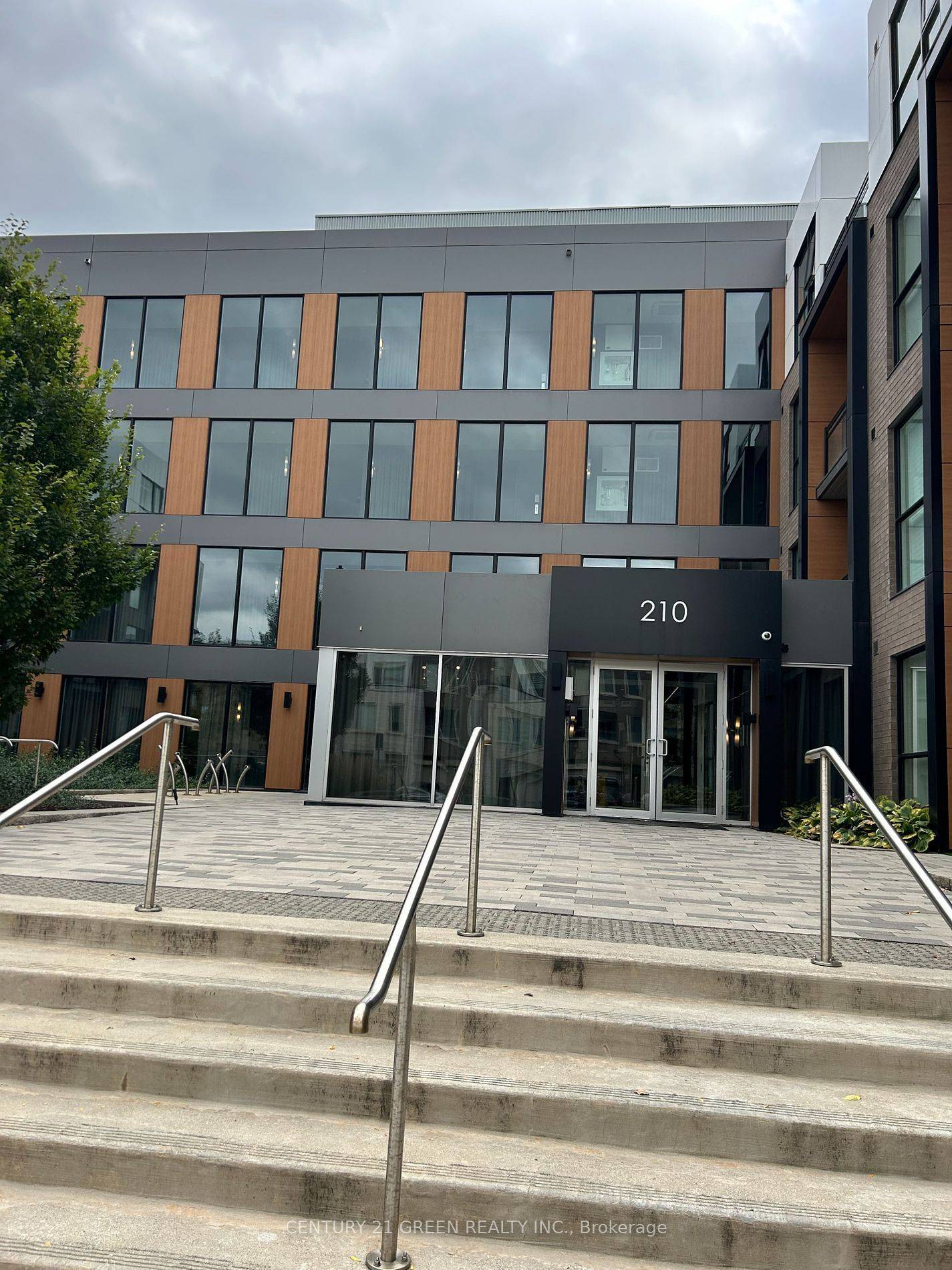210 Sabina DR #403, Oakville, ON L6H 0W6