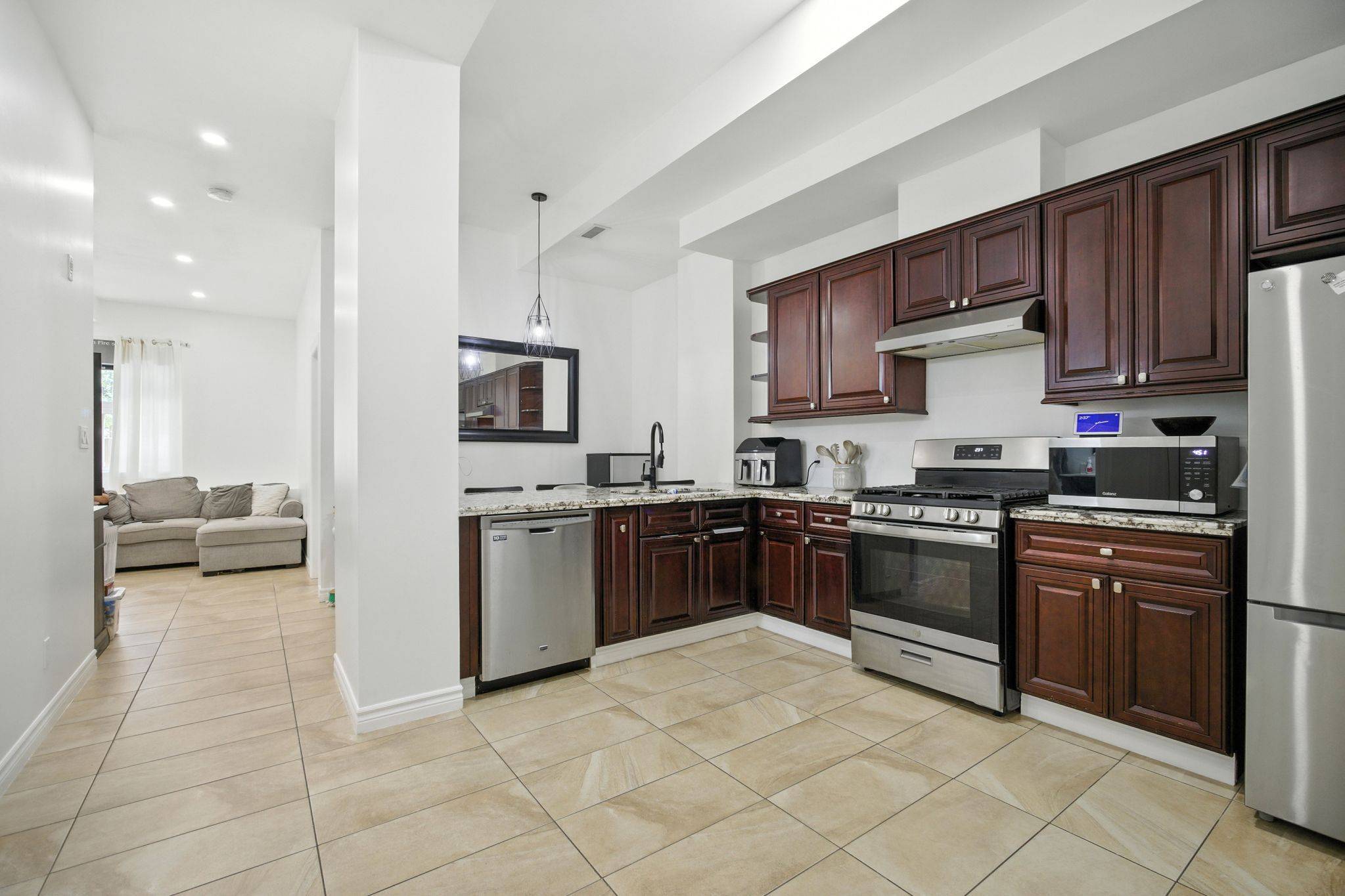 Hamilton, ON L8R 1N3,130 Wellington ST N #102