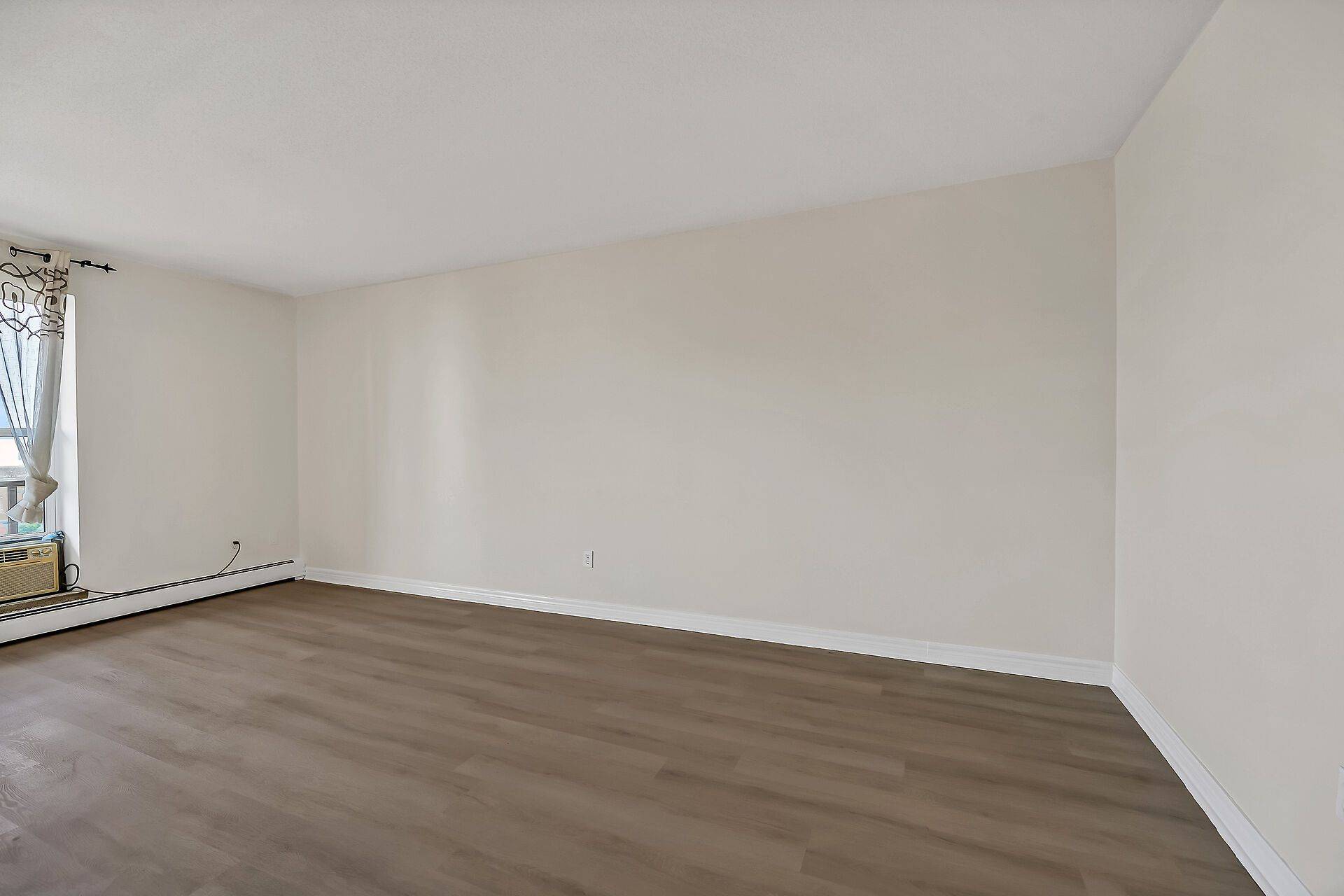 Hamilton, ON L8N 1Y7,81 Charlton AVE E #702