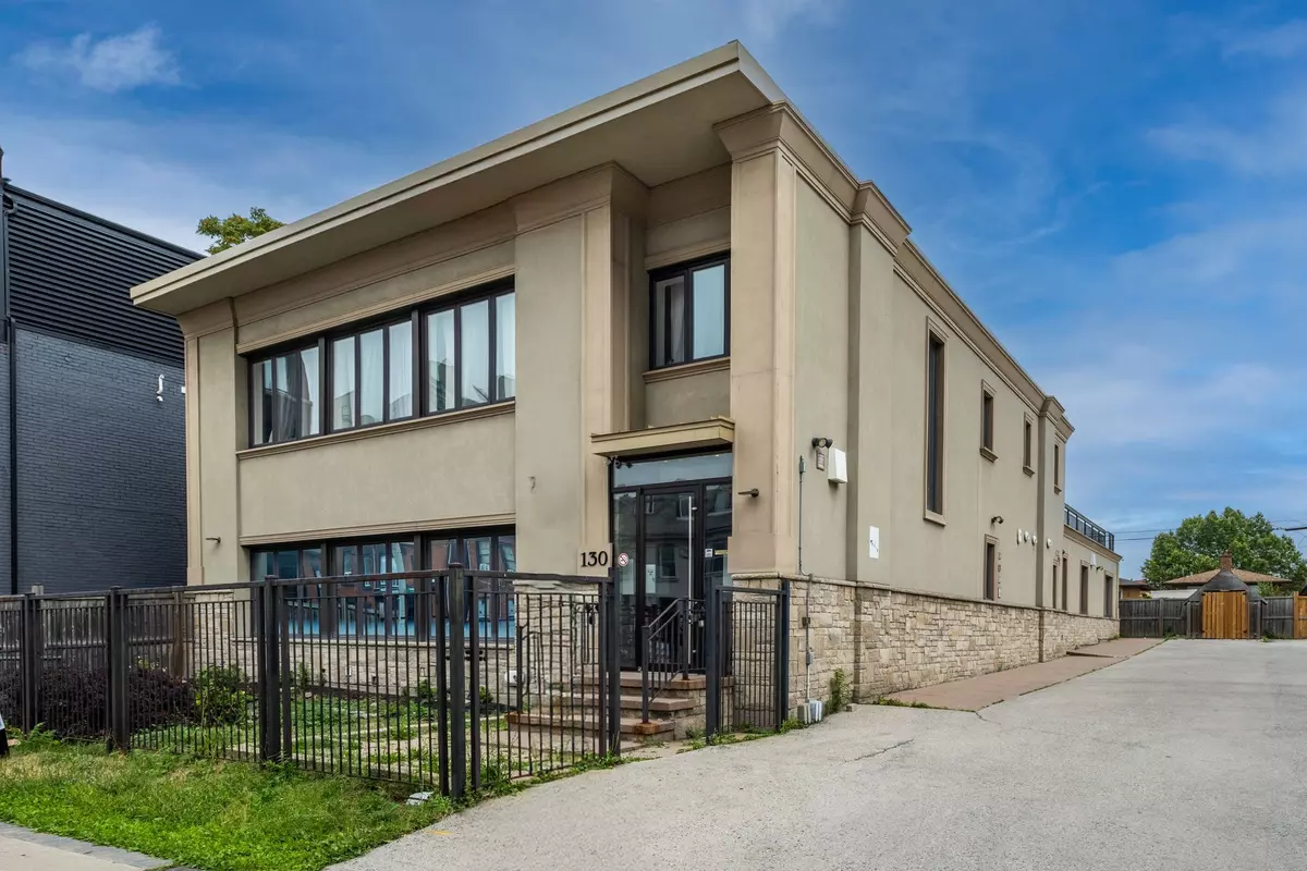 Hamilton, ON L8R 1N3,130 Wellington ST N #102