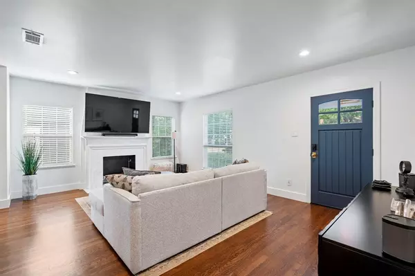 Dallas, TX 75214,6326 Lakeshore Drive