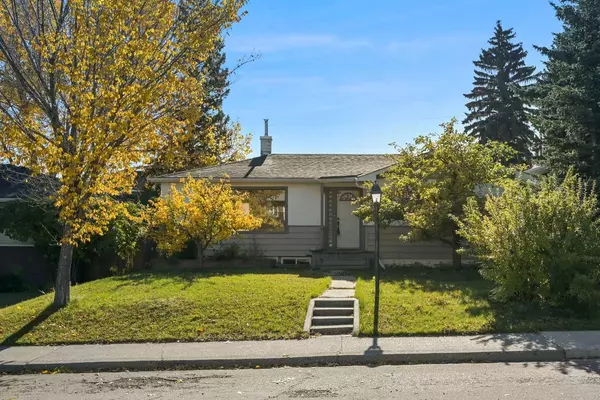 3243 Kenmare CRES Southwest, Calgary, AB T3E 4R4