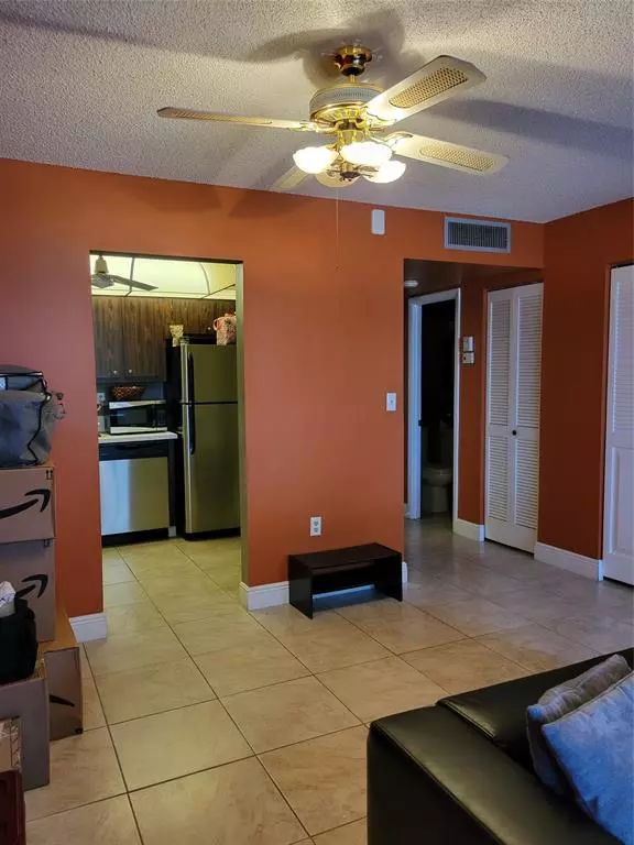 Pembroke Pines, FL 33026,1400 Saint Charles Pl #211