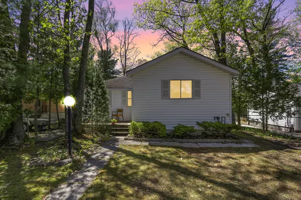 142 32nd ST S, Wasaga Beach, ON L9Z 2S4