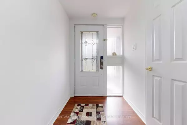 Toronto W10, ON M9V 3K8,452 Silverstone DR #44