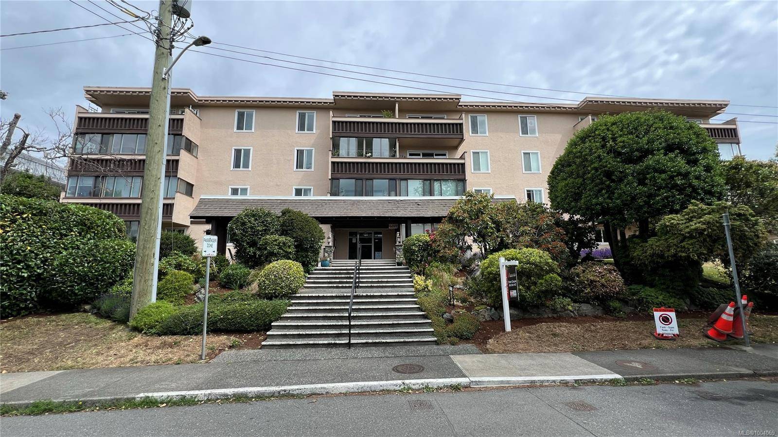 Victoria, BC V8V 3A1,1012 Pakington St #203