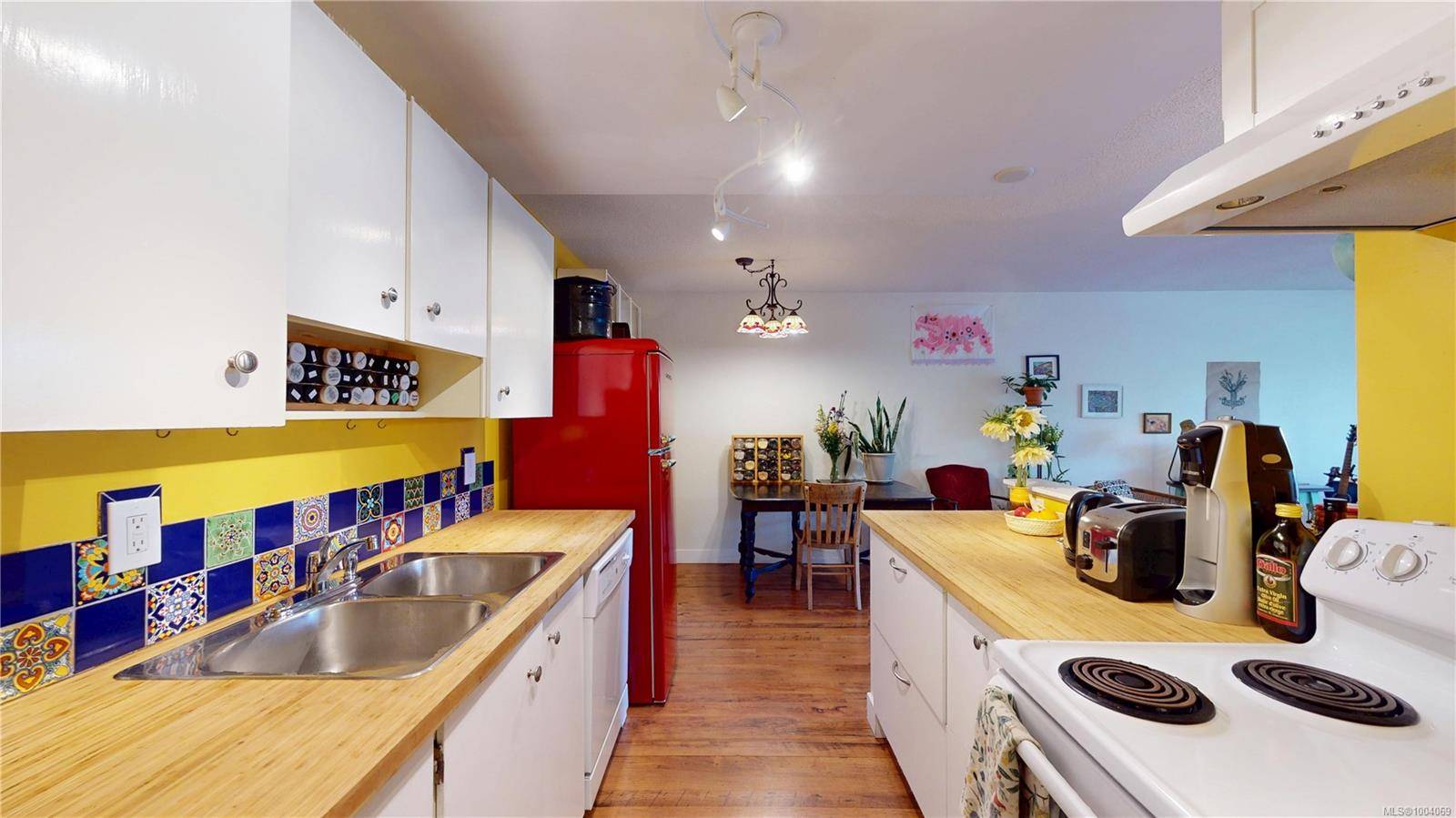 Victoria, BC V8V 3A1,1012 Pakington St #203