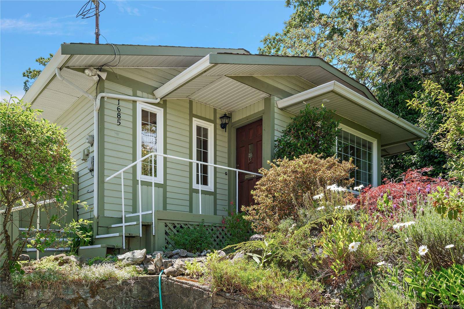1685 Christmas Ave, Saanich, BC V8P 2X7