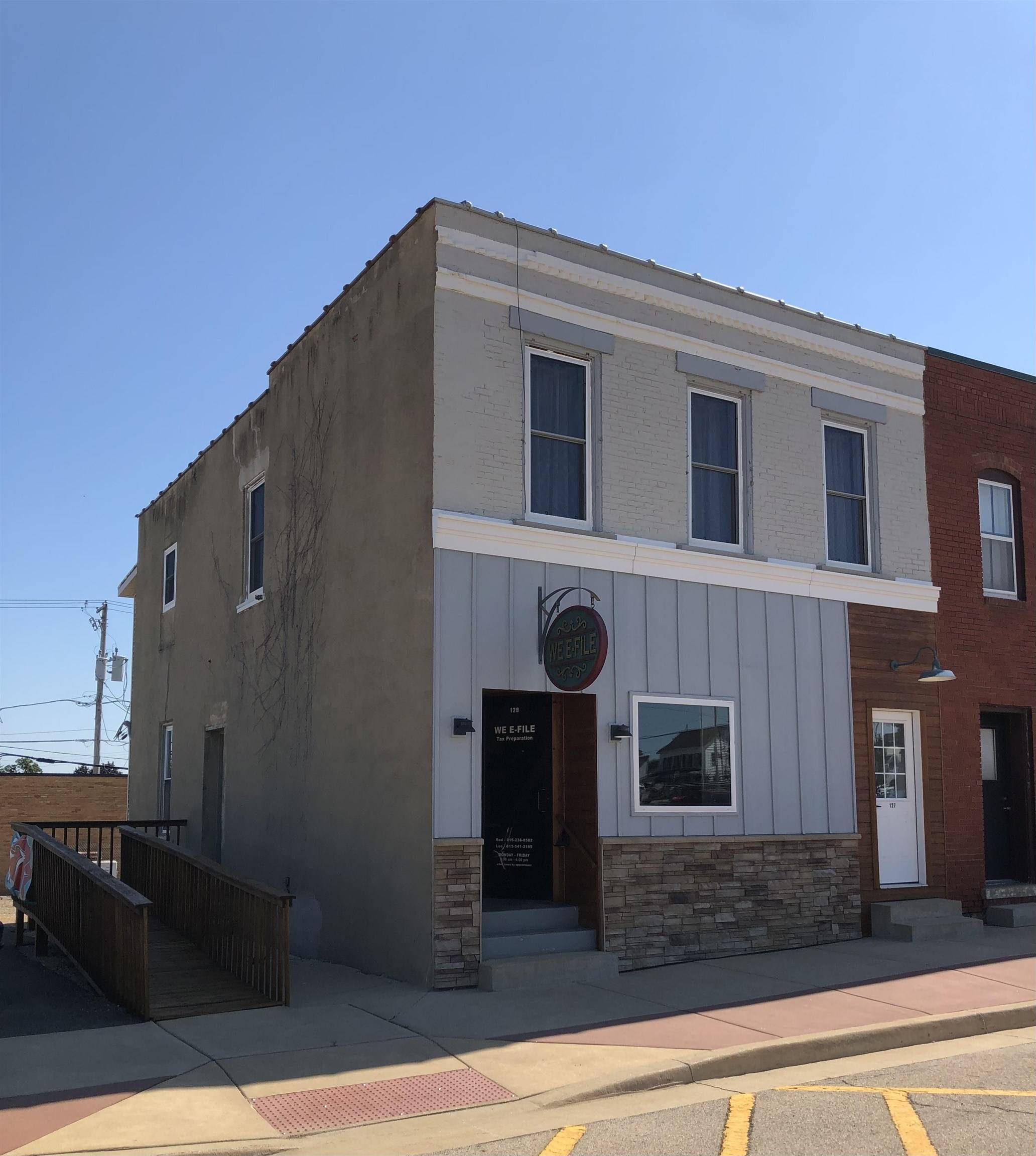 129 W Railroad, Lena, IL 61048