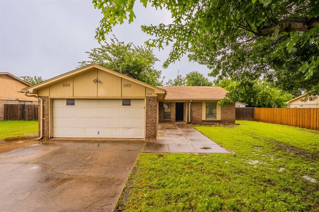 917 Cottonwood Trail, Benbrook, TX 76126
